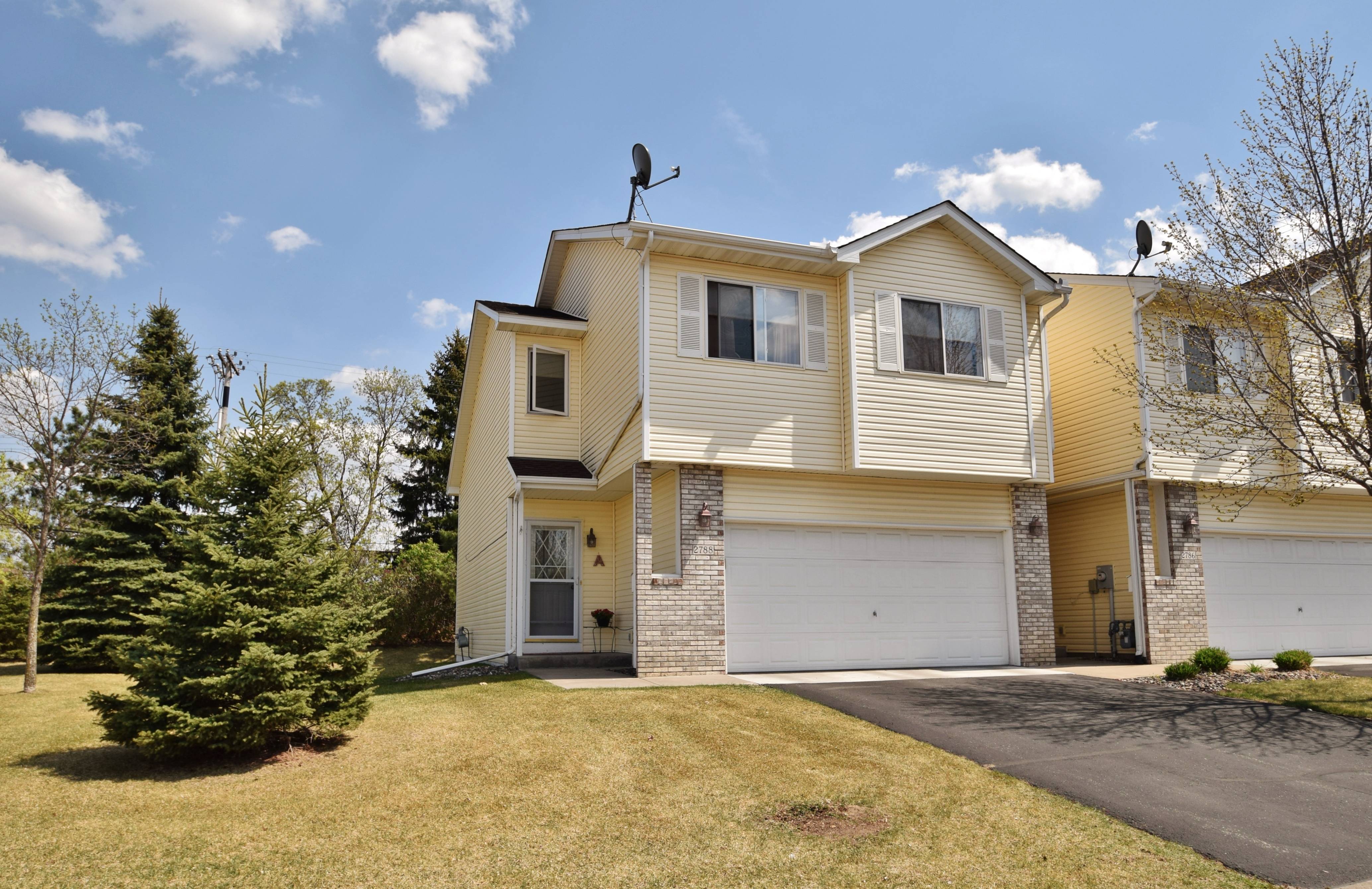Unique end unit town home in Anoka for sale